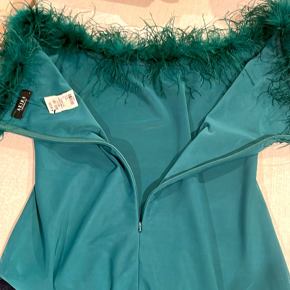 AKIRA Size 1X NWT Cold Shoulder Mesh Dress with Feather Detailing Emerald Green - Picture 7 of 10